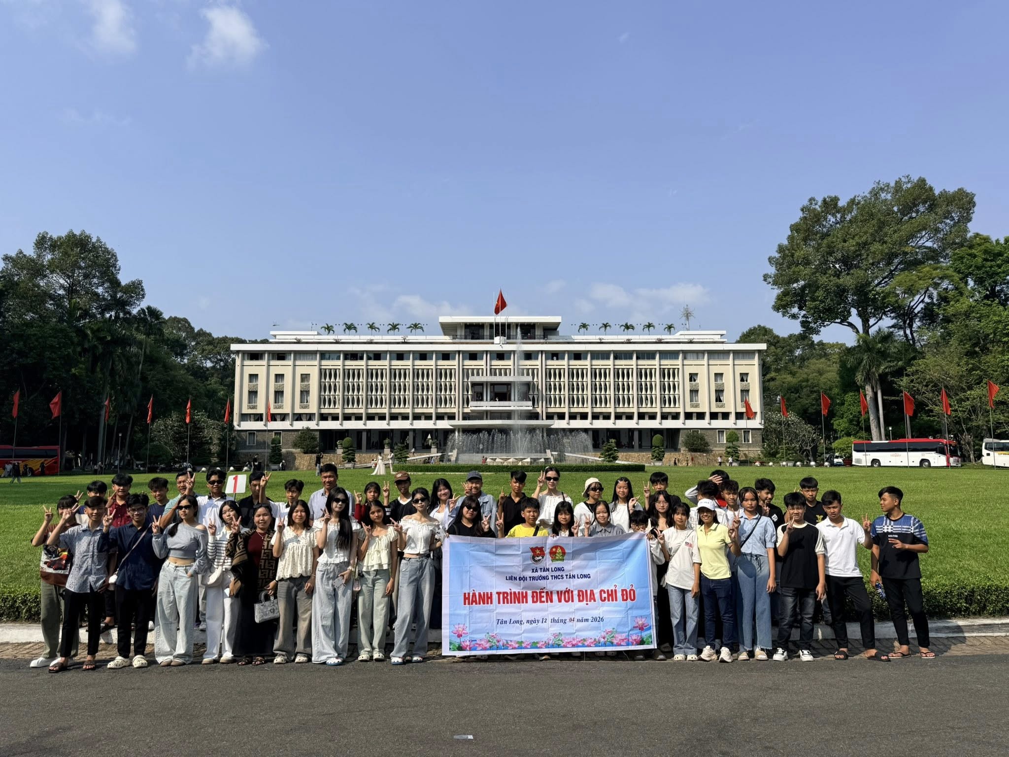 TRƯỜNG THCS TÂN LONG TỔ CHỨC THAM QUAN HÀNH TRÌNH ĐẾN VỚI ĐỊA CHỈ ĐỎ – DINH ĐỘC LẬP