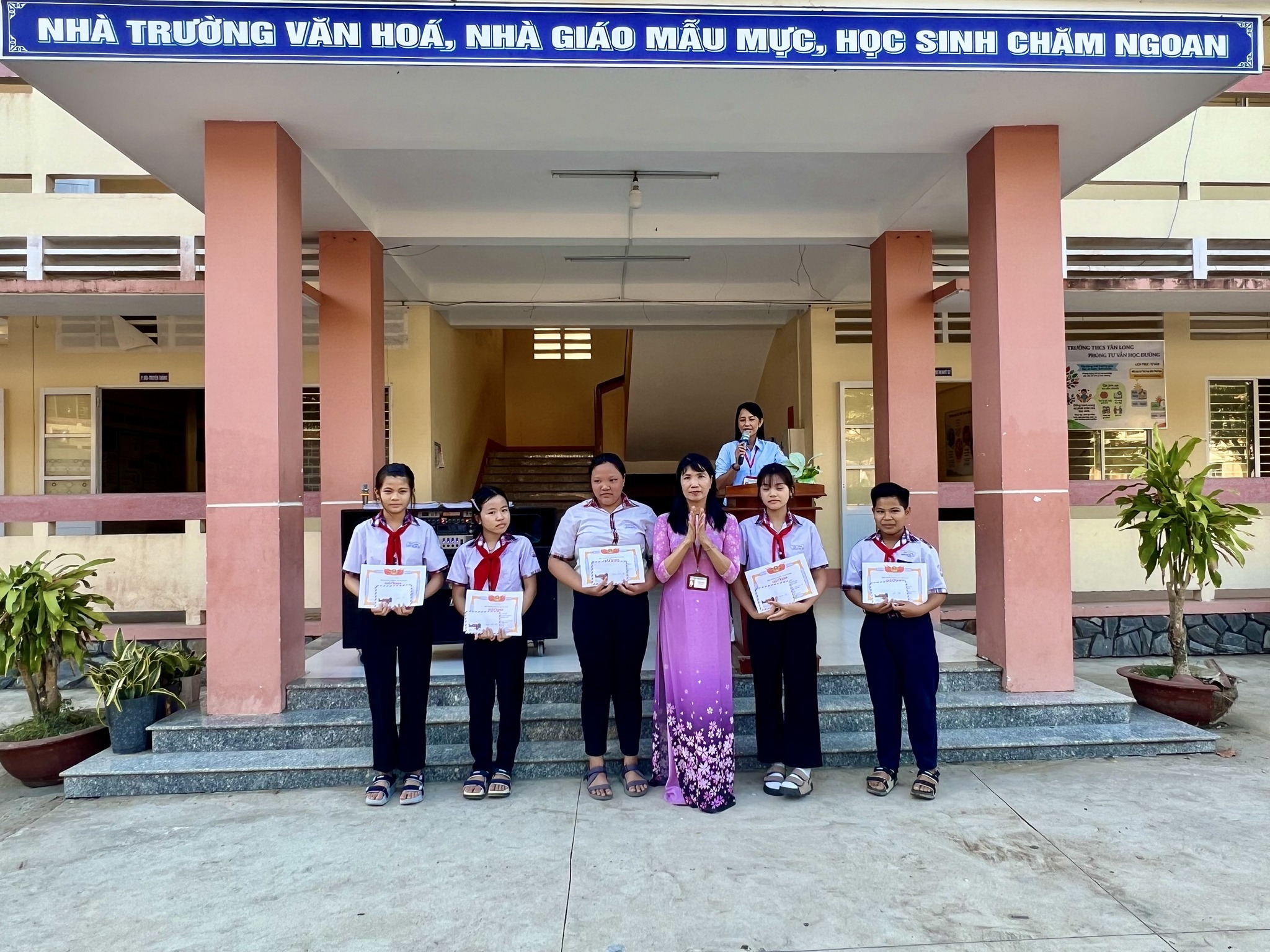 Trường THCS Tân Long trao giấy khen Cuộc thi “Sáng kiến bảo đảm trật tự trường học về phòng, chống bạo lực học đường” lần thứ III – năm 2026