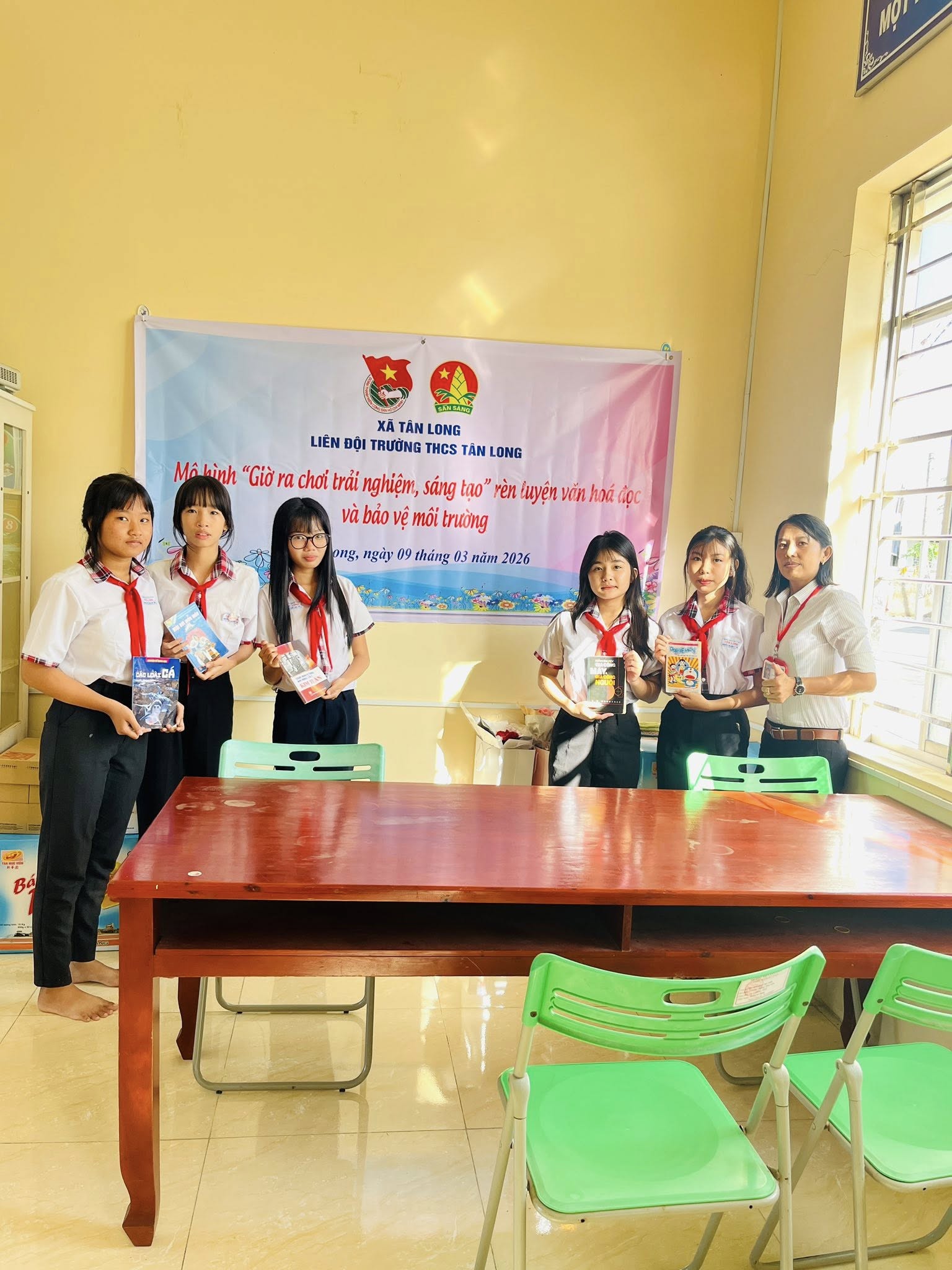 Ngày 09/3/2026, Liên đội trường THCS Tân Long chính thức triển khai mô hình "Giờ ra chơi trải nghiệm - rèn kỹ năng văn hóa đọc và bảo vệ môi trường " đến tất cả học sinh toàn trường tham gia.