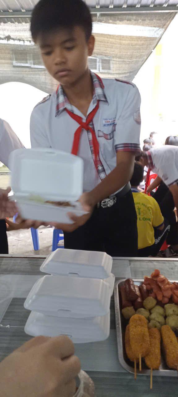 LAN TỎA YÊU THƯƠNG – CHIA SẺ CÙNG HỌC SINH KHÓ KHĂN