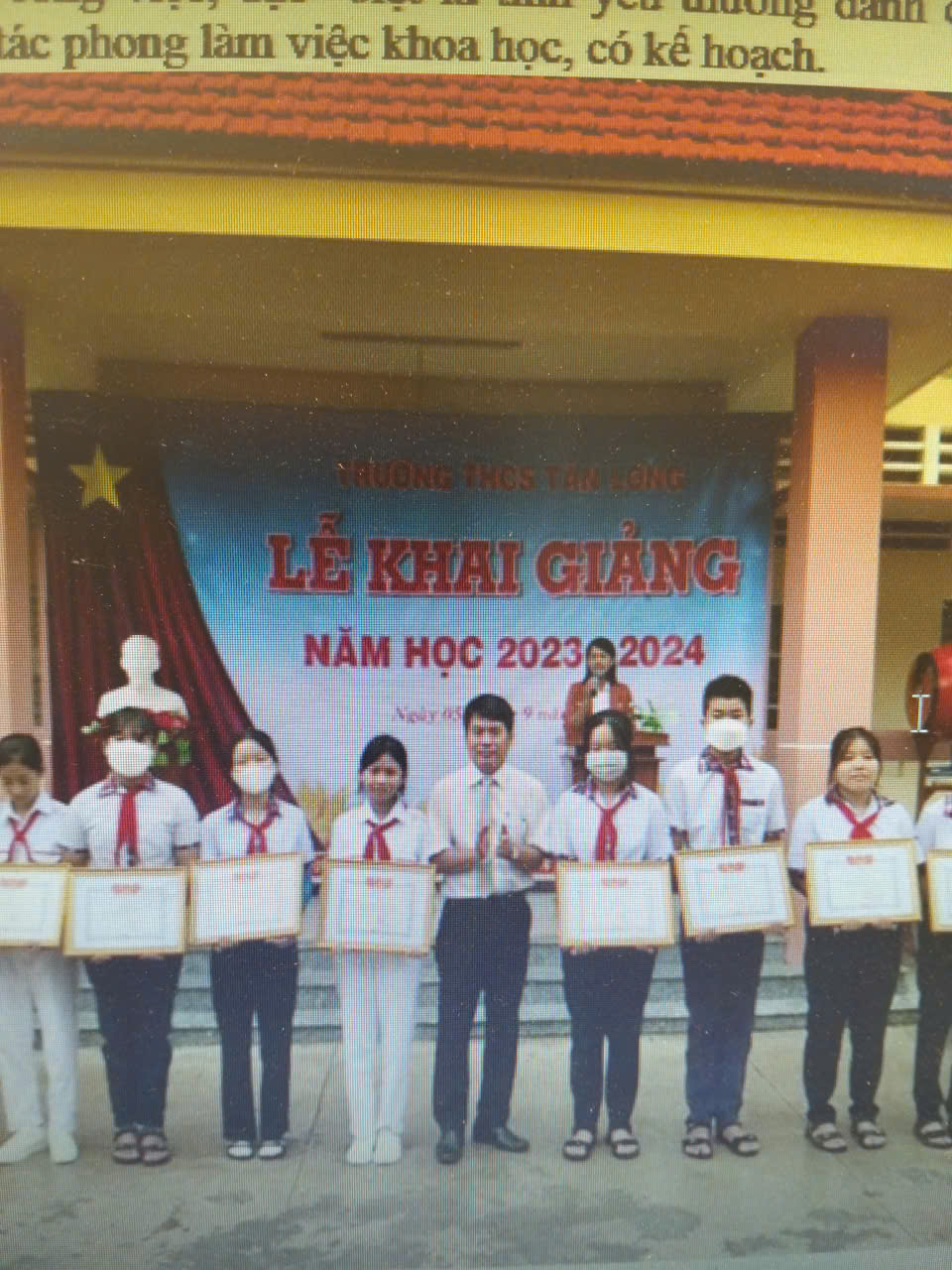 Bài viết của giáo viên chủ nhiệm lớp 9A4 cô Nguyễn Thị Song Lanh viết về tấm gương sáng ngời trong phong trào học tập và làm theo tư tưởng, đạo đức, phong cách Hồ Chí Minh của Hiệu trưởng trường THCS Tân Long