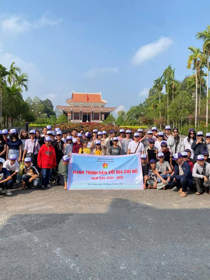 Ngày 16/3/2025 Liên đội kết hợp cùng với chi Đoàn trường tổ chức cho học sinh đến với địa chỉ đỏ Khu tưởng niệm và Đền Thờ Phạm Hùng tại Vĩnh Long.